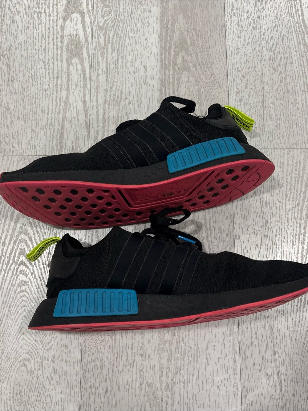 adidas NMD R1 Black Blue Pink Volt FY2740 Mens Size 10 Running Shoes
